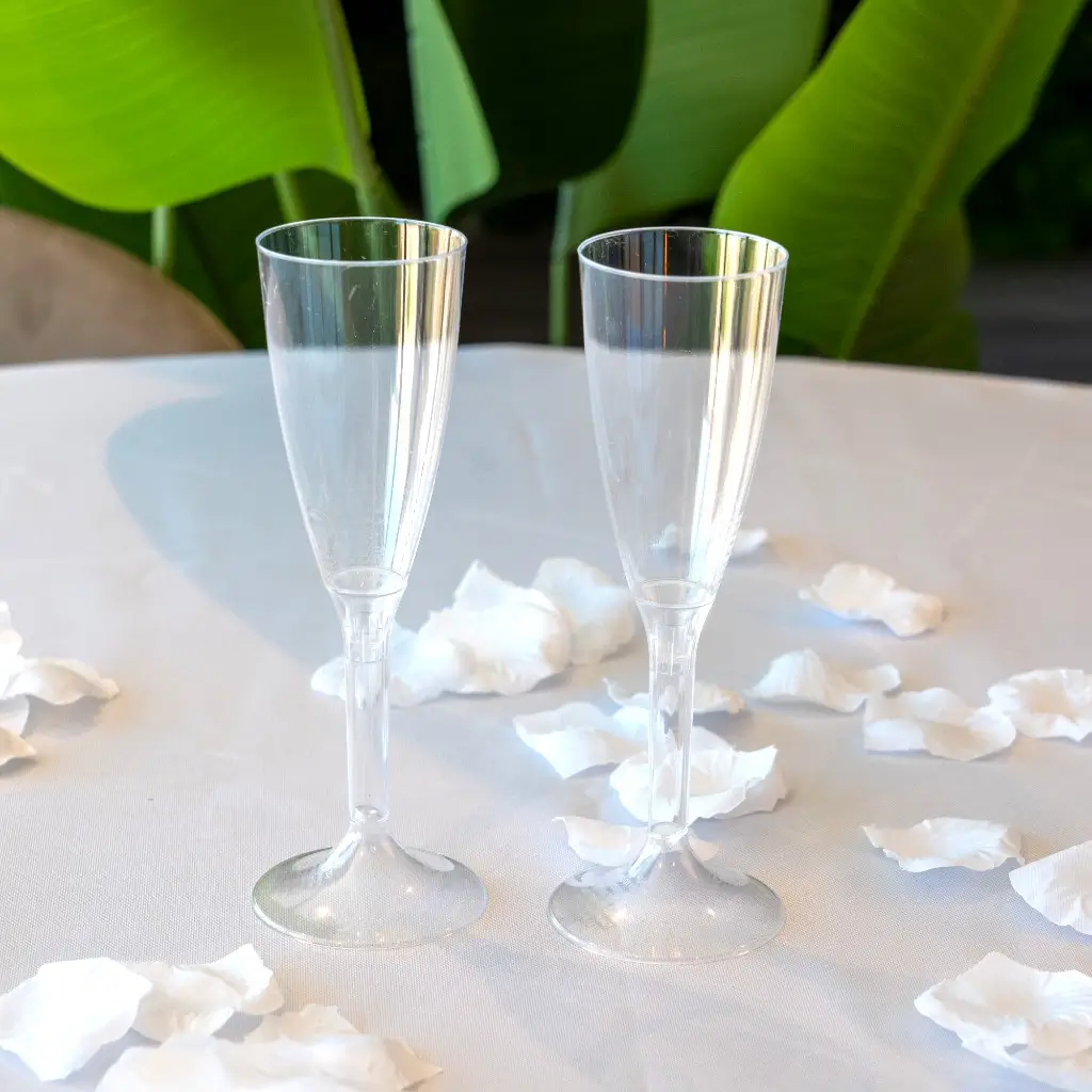 100 weiße Rosenblütenblätter