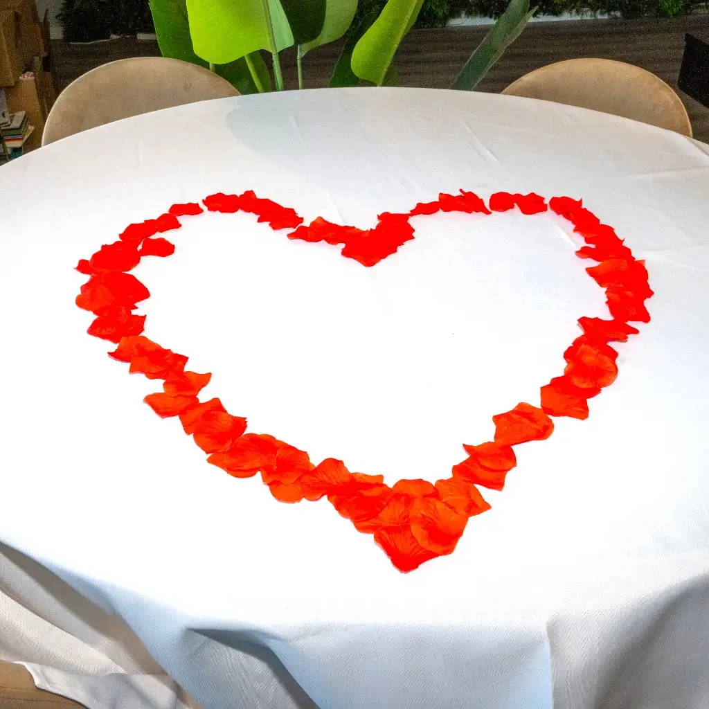 100 rote Rosenblütenblätter