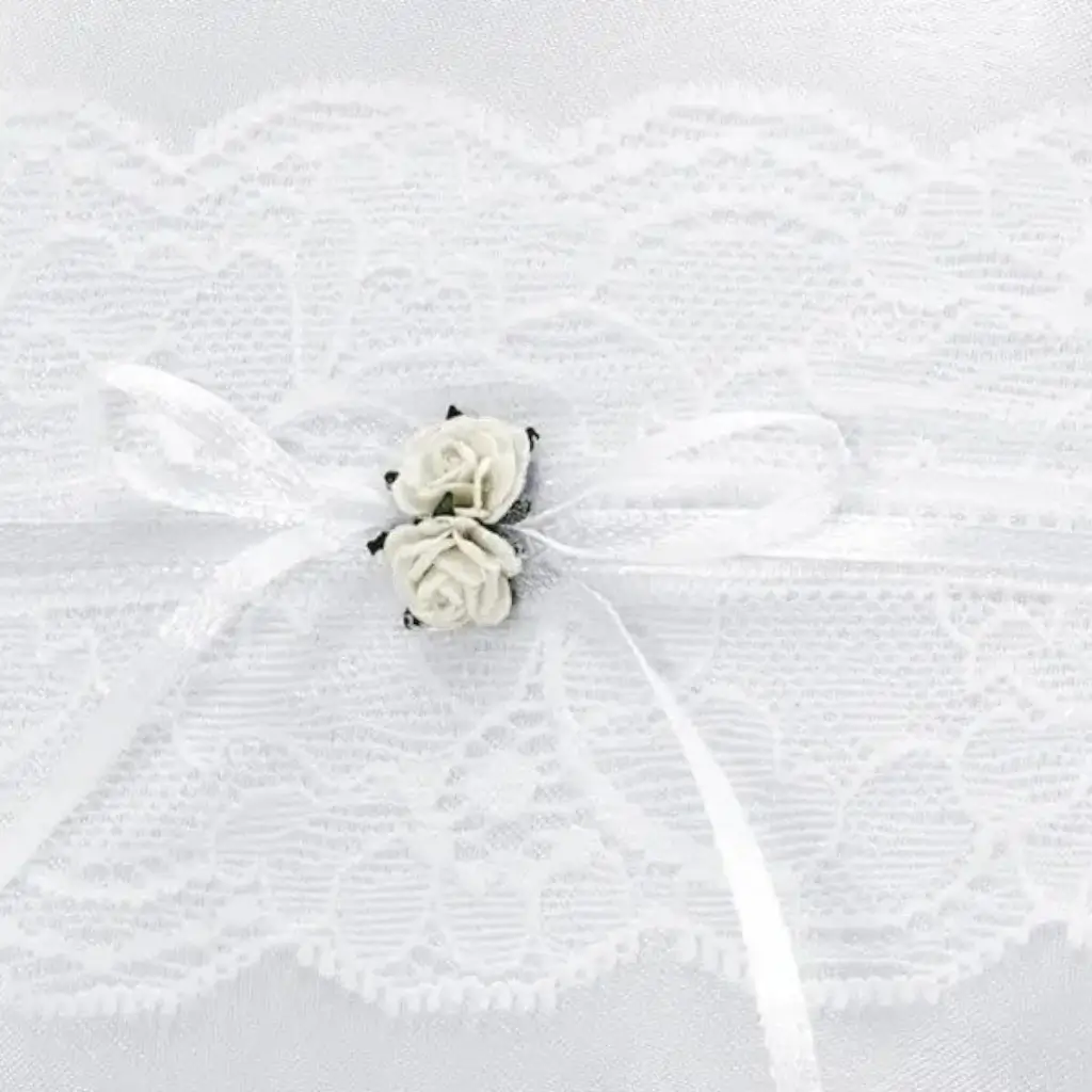Weißes Trauringkissen mit weißer Spitze und Rosen