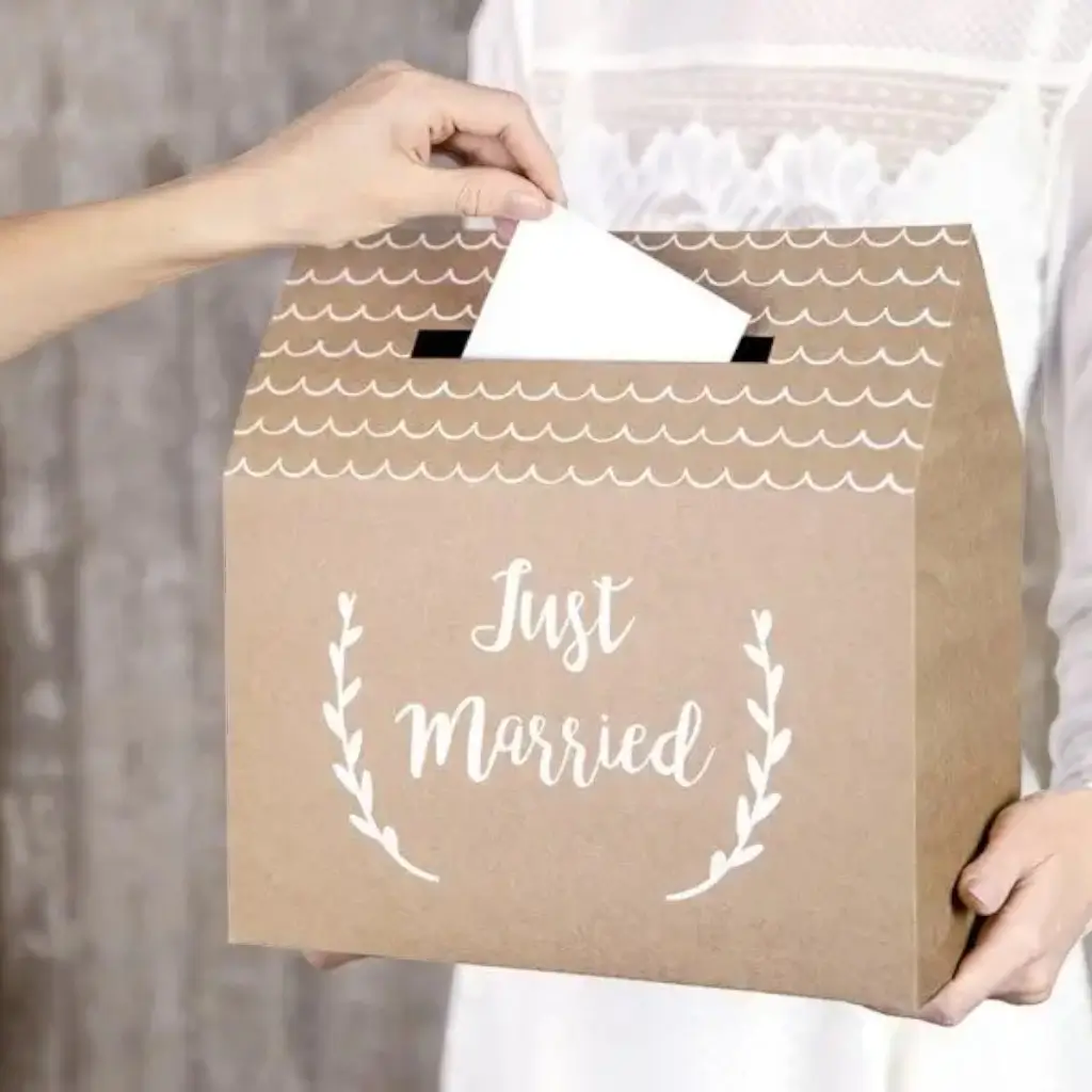 Urne aus Kraftpapier mit der Aufschrift "Just Married".