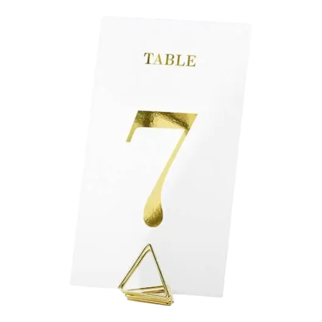 Goldene Tischnummer auf transparenter Karte