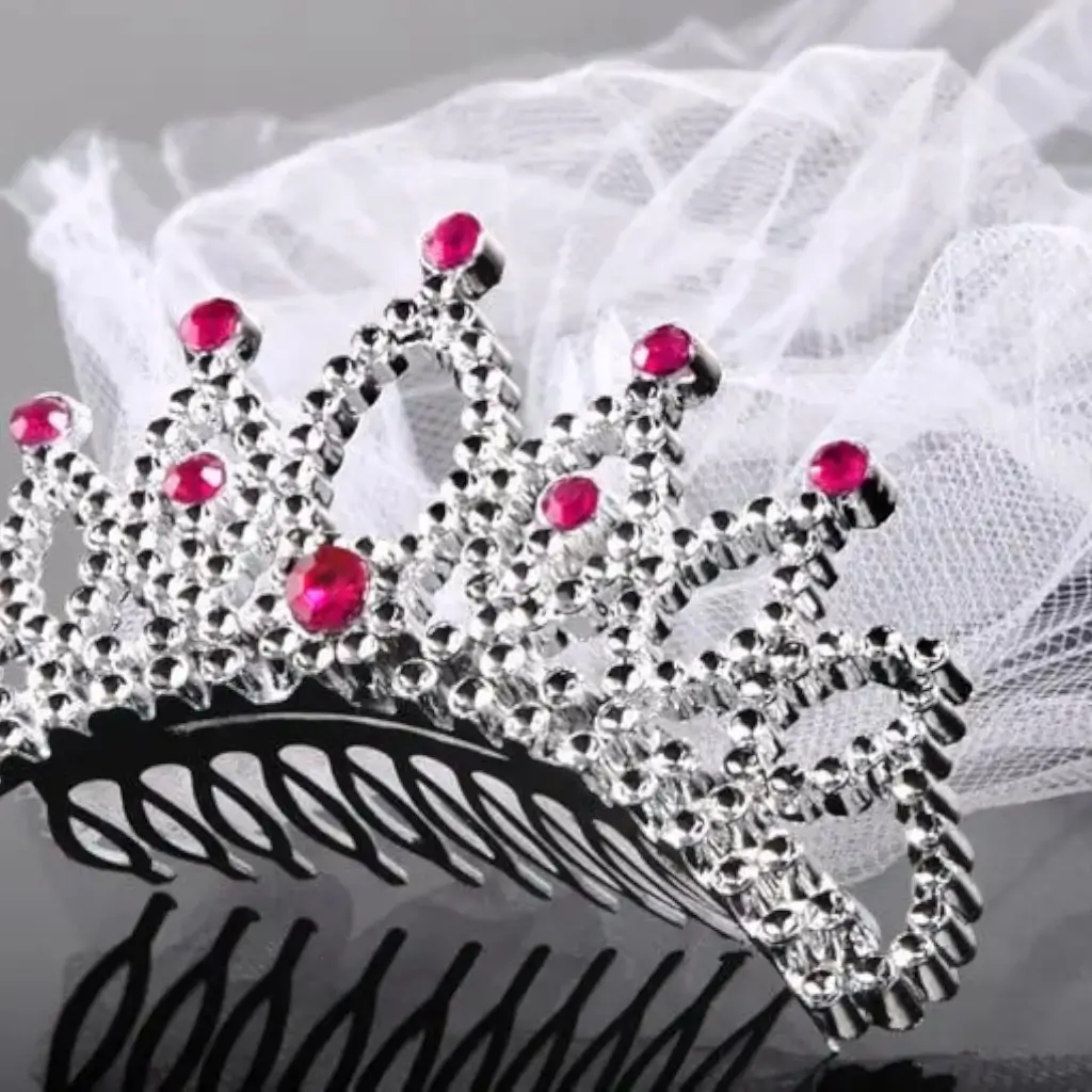 Silberne Tiara-Krone mit weißem Schleier