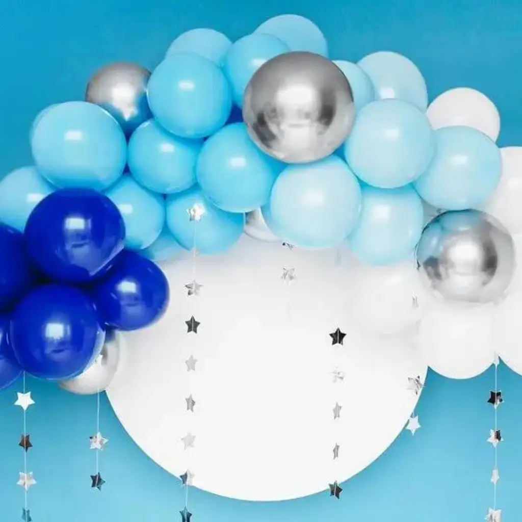 Halber Bogen aus Luftballons in Blau, Weiß und Silber