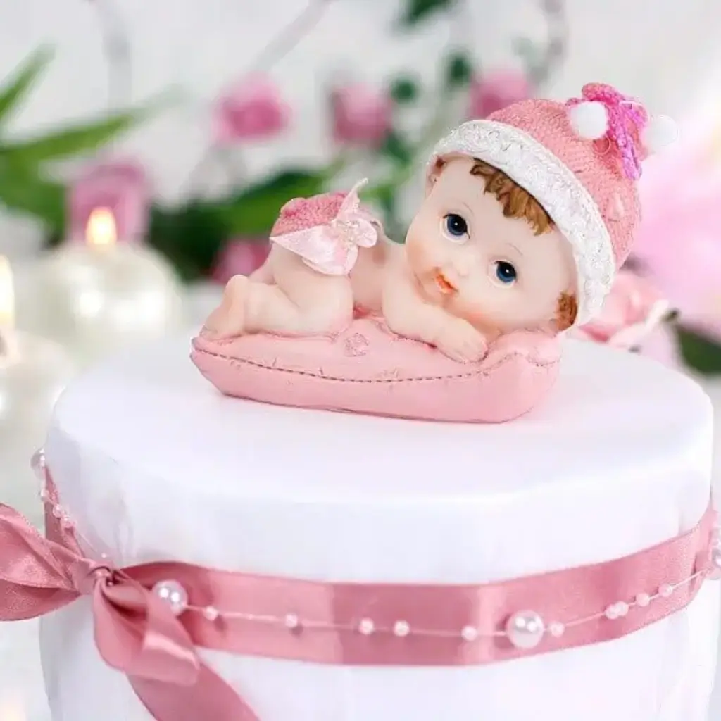 Baby Girl Figur auf einem rosa Kissen
