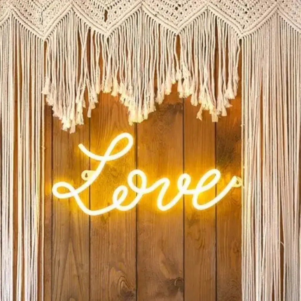 Deko-Buchstabe "LOVE" Weißes LED-Neon - 61x27,4cm