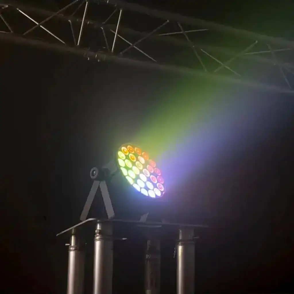 LED-PAR-Scheinwerfer CLUB-ZOOM2810 mit Zoom in Vierteln
