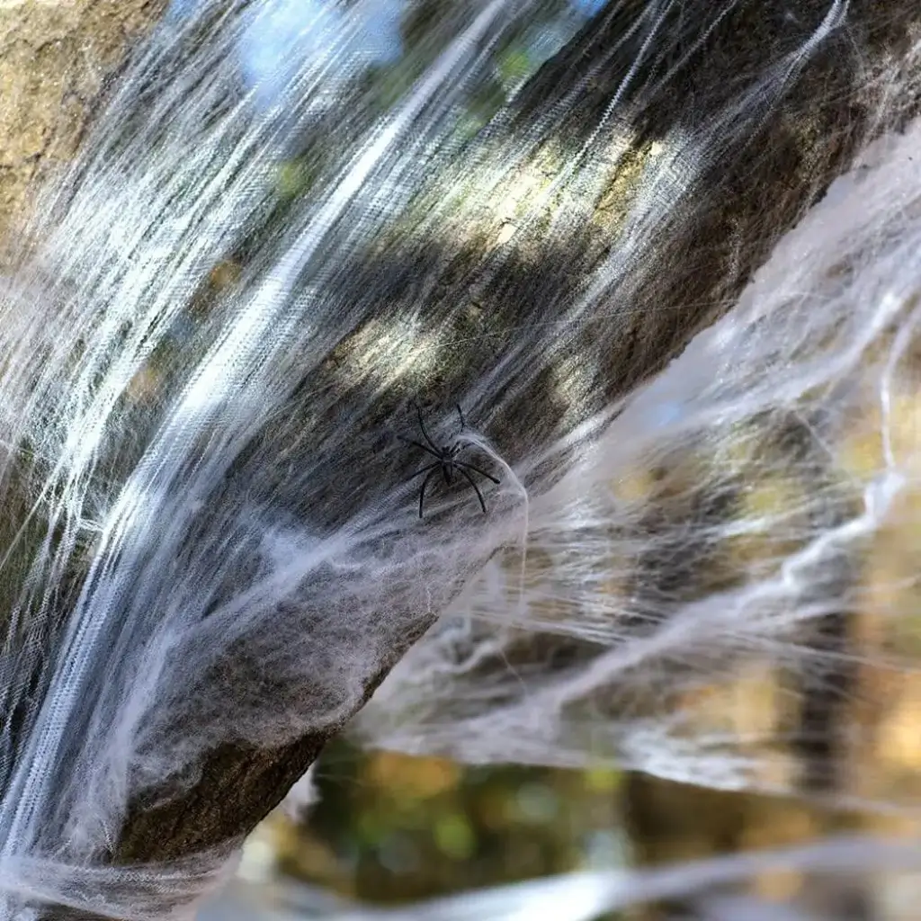 Weißes Spinnennetz mit Spinnen Halloween-Dekoration