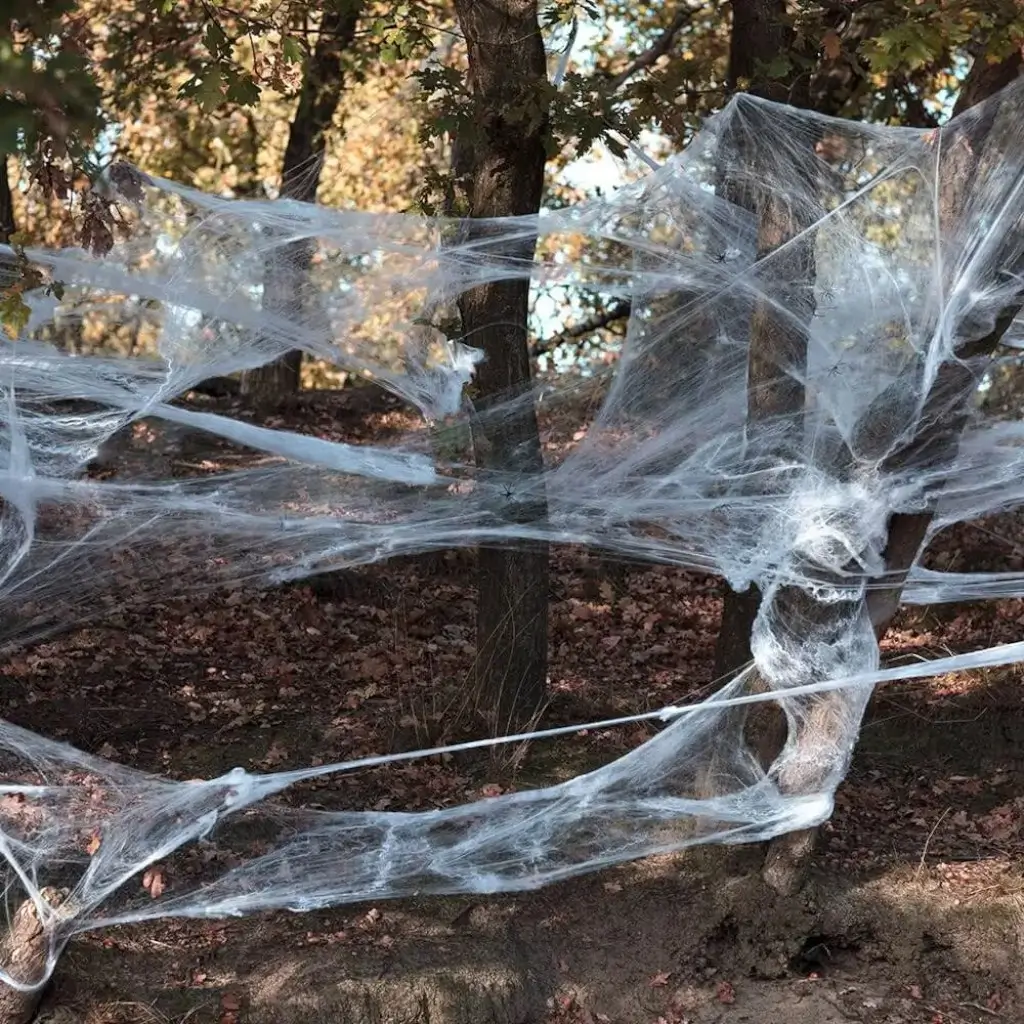 Weißes Spinnennetz mit Spinnen Halloween-Dekoration