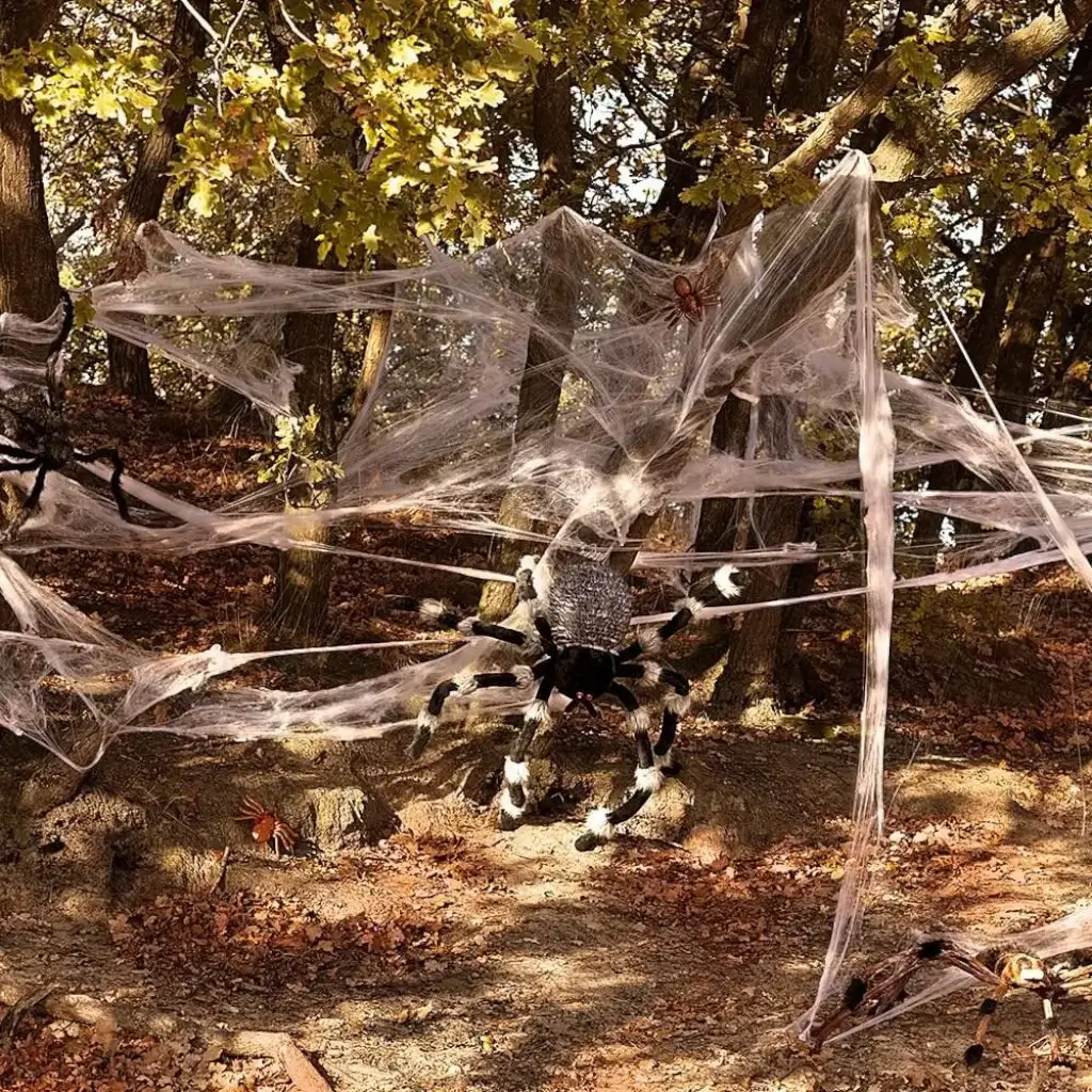 Weißes Spinnennetz mit Spinnen Halloween-Dekoration
