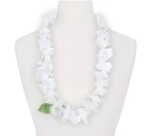 Hawaiikette mit weißen Blüten und grünen Blättern