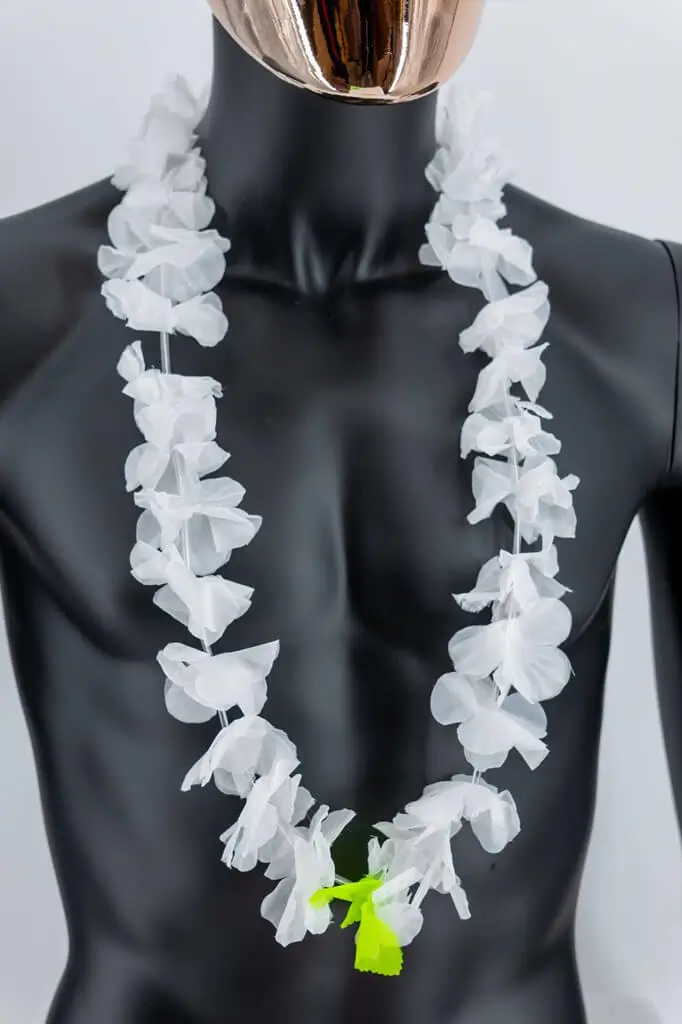 Hawaiikette mit weißen Blüten und grünen Blättern