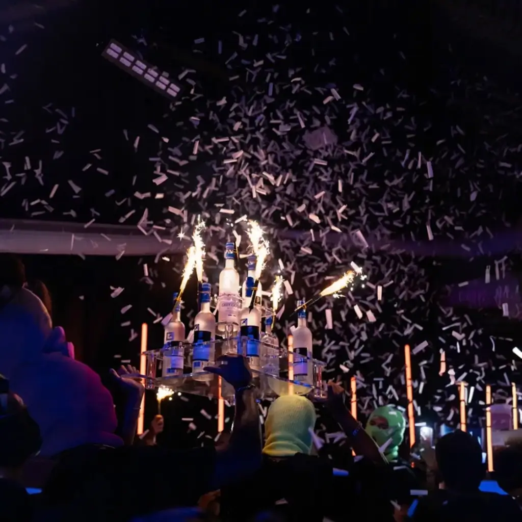 Show Pyramide 10 VIP-Flaschen-Display - Schwarz | By Sparklers®.