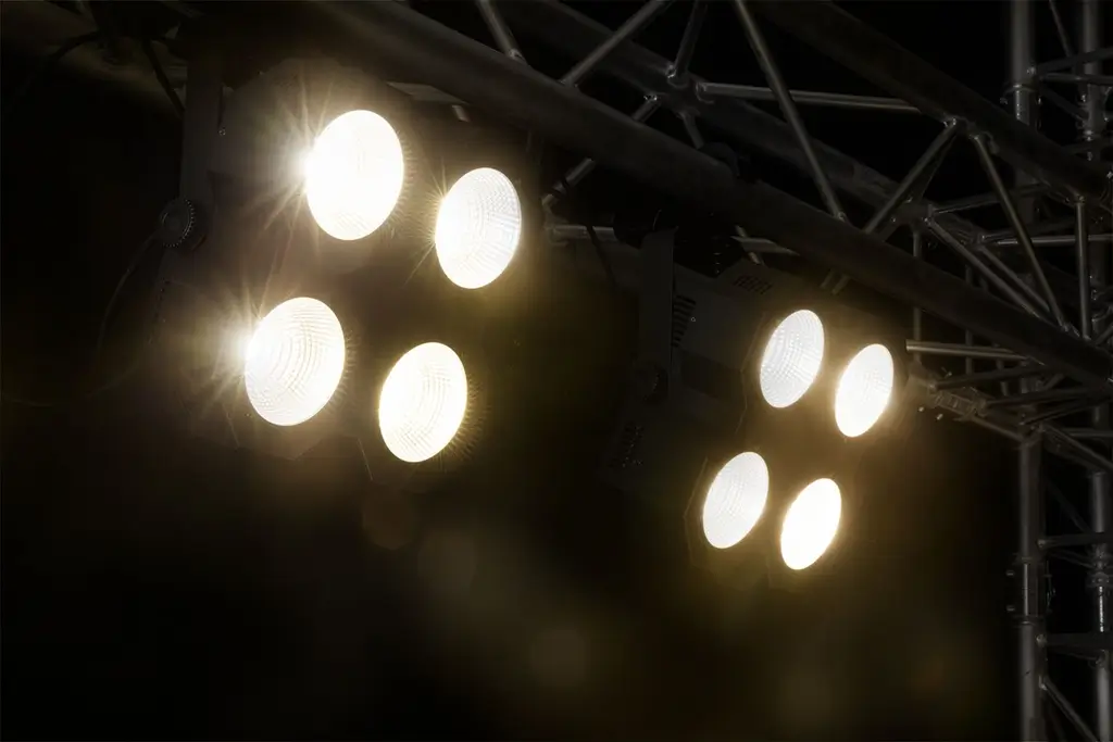 Bühnenblinder mit 4 × 50-W-COB-LEDs, warmweiß – SB400 – beamZ