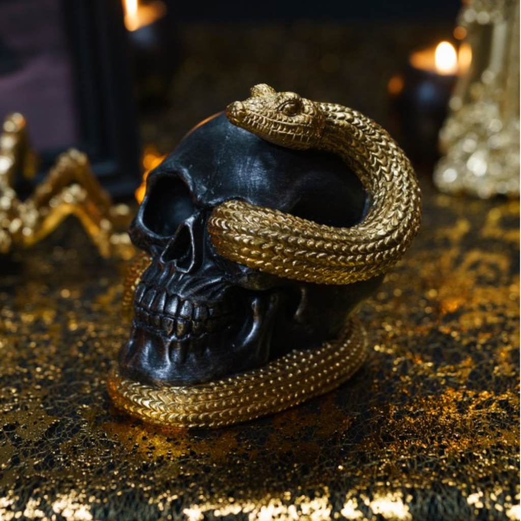 Schädel mit goldener Schlange, 14,5 cm – Halloween-Dekoration