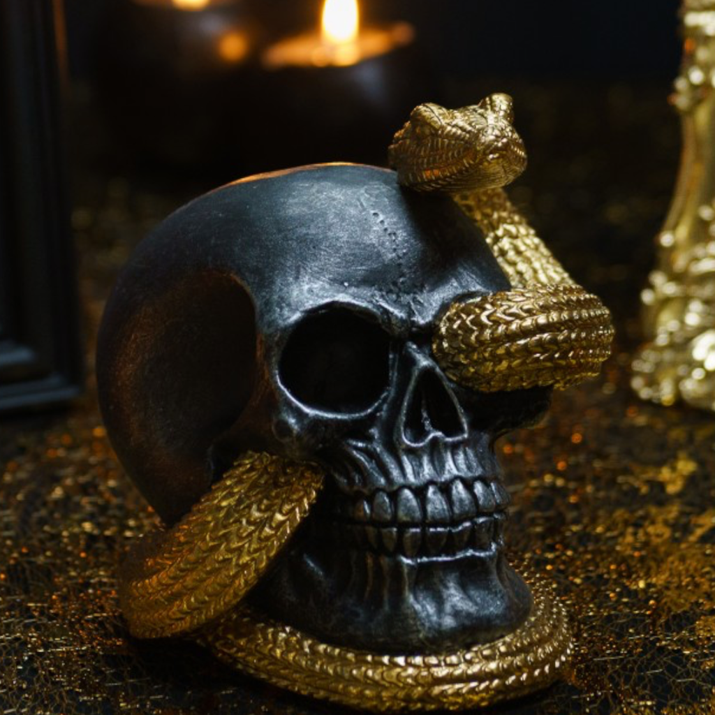 Schädel mit goldener Schlange, 14,5 cm – Halloween-Dekoration