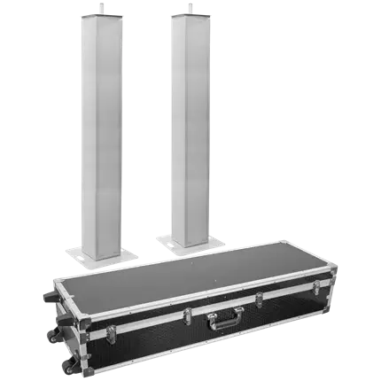 2er-Set ausziehbare Totems (106 bis 195 cm) mit weißen Lycra-Bezügen und Flightcase – Plugger